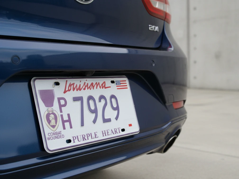 louisiana purple heart license plate on vehicle